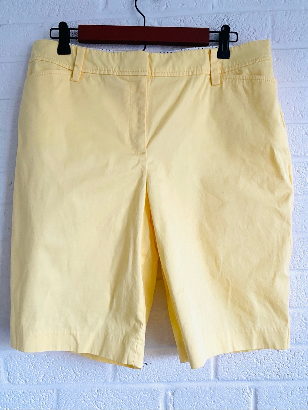 Talbots Pale Yellow Bermuda Perfect Shorts 10.5” Size 14 Cotton Summer Resort